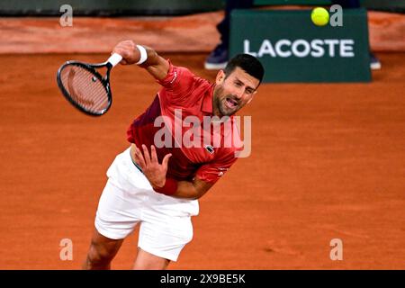 Paris, Frankreich. 30. Mai 2024. PARIS, FRANKREICH - MAI 30: Novak Djokovic von Serbien dient gegen Roberto Carballes Baena von Spanien während Roland Garros am 30. Mai 2024 in Paris. (Foto: Richard Callis/SPP) (Richard Callis/SPP) Credit: SPP Sport Press Photo. /Alamy Live News Stockfoto