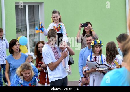 Schewchenkowo. Kiew. Ukraine. 09.01.2023. Die erste Glocke in der Schule wird von einem Schüler der ersten Klasse gegeben. Stockfoto