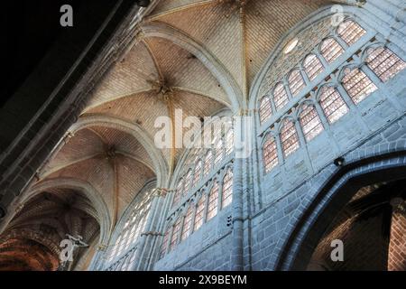 Dramatische Aussicht auf das Innere der Kathedrale von Avila, Spanien Stockfoto