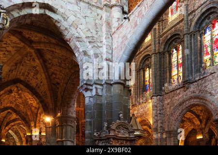 Dramatische Aussicht auf das Innere der Kathedrale von Avila, Spanien Stockfoto