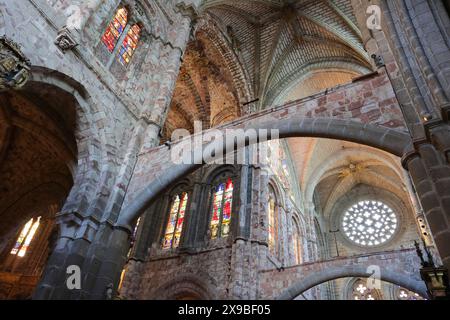 Dramatische Aussicht auf das Innere der Kathedrale von Avila, Spanien Stockfoto