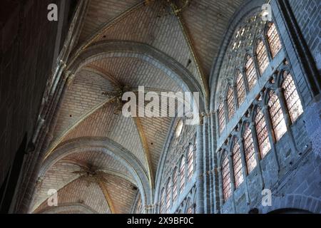 Dramatische Aussicht auf das Innere der Kathedrale von Avila, Spanien Stockfoto