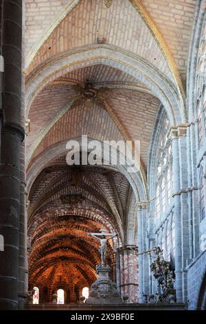 Dramatische Aussicht auf das Innere der Kathedrale von Avila, Spanien Stockfoto