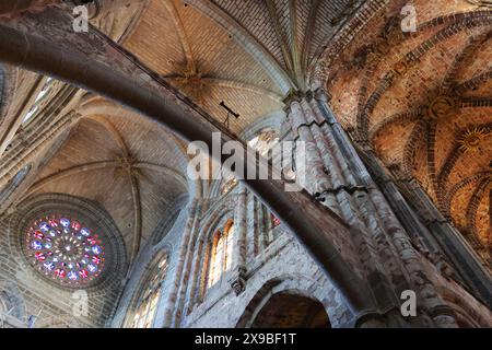 Dramatische Aussicht auf das Innere der Kathedrale von Avila, Spanien Stockfoto