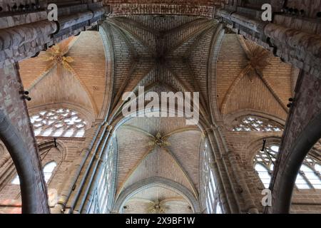 Dramatische Aussicht auf das Innere der Kathedrale von Avila, Spanien Stockfoto