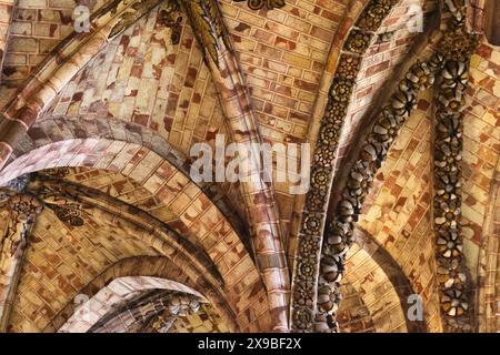 Dramatische Aussicht auf das Innere der Kathedrale von Avila, Spanien Stockfoto
