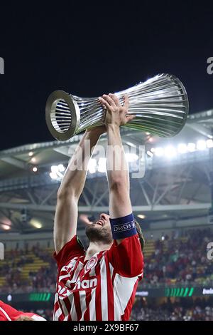 Kostas Fortounis vom Olympiacos FC feiert mit der Trophäe am Ende des Conference League Final 2024 Fußballspiels zwischen Olympiacos FC und ACF Fiorentina im AEK Arena Stadion in Athen (Griechenland) am 29. Mai 2024. Stockfoto