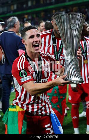 Andre Horta vom Olympiacos FC feiert mit der Trophäe am Ende des Conference League Final 2024 Fußballspiels zwischen Olympiacos FC und ACF Fiorentina im AEK Arena Stadion in Athen (Griechenland) am 29. Mai 2024. Stockfoto