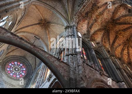 Dramatische Aussicht auf das Innere der Kathedrale von Avila, Spanien Stockfoto