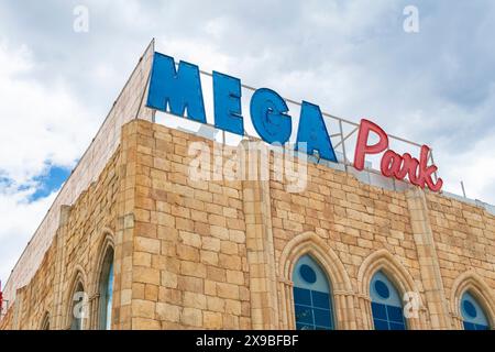Palma de Mallorca, Spanien; 08. Mai 2024: Außenansicht des großen Freizeitkomplexes Mega Park im Ferienort Arenal, Insel Mallorca, Spanien Stockfoto