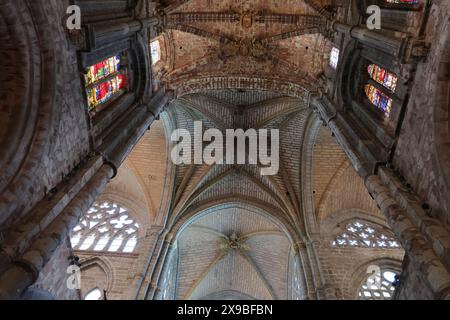 Dramatische Aussicht auf das Innere der Kathedrale von Avila, Spanien Stockfoto