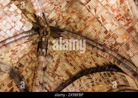 Dramatische Aussicht auf das Innere der Kathedrale von Avila, Spanien Stockfoto