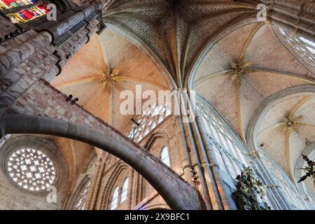 Dramatische Aussicht auf das Innere der Kathedrale von Avila, Spanien Stockfoto