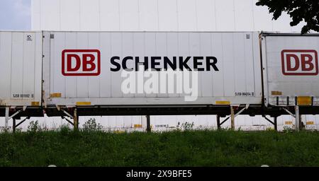 Logistik DB Schenker Logo Niederlassung des Transport- und Logistikunternehmens DB Schenker in Duisburg Rheinhausener Hafen. DB Schenker ist eine Tochtergesellschaft der Deutschen Bahn. Firmenlogo auf dem Firmengebäude und auf den LKW. Duisburg Rheinhausen Deutschland Nordrhein-Westfalen / NRW *** Logistik DB Schenker Logo Niederlassung des Transport- und Logistikunternehmens DB Schenker in Duisburg Rheinhausen Hafen DB Schenker ist eine Tochtergesellschaft des Firmenlogos der Deutschen Bahn auf dem Firmengebäude und auf den Lkw Duisburg Rheinhausen Deutschland Nordrhein-Westfalen NRW Stockfoto