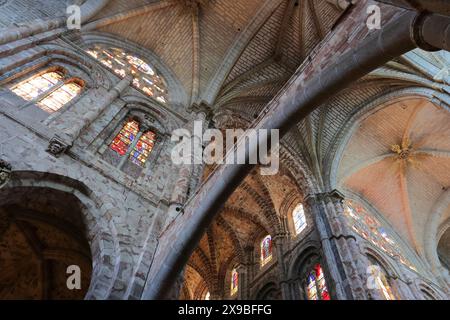 Dramatische Aussicht auf das Innere der Kathedrale von Avila, Spanien Stockfoto