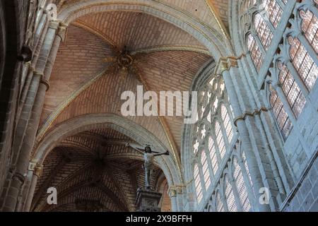 Dramatische Aussicht auf das Innere der Kathedrale von Avila, Spanien Stockfoto