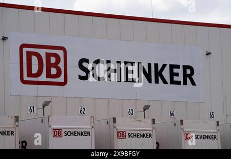 Logistik DB Schenker Logo Niederlassung des Transport- und Logistikunternehmens DB Schenker in Duisburg Rheinhausener Hafen. DB Schenker ist eine Tochtergesellschaft der Deutschen Bahn. Firmenlogo auf dem Firmengebäude und auf den LKW. Duisburg Rheinhausen Deutschland Nordrhein-Westfalen / NRW *** Logistik DB Schenker Logo Niederlassung des Transport- und Logistikunternehmens DB Schenker in Duisburg Rheinhausen Hafen DB Schenker ist eine Tochtergesellschaft des Firmenlogos der Deutschen Bahn auf dem Firmengebäude und auf den Lkw Duisburg Rheinhausen Deutschland Nordrhein-Westfalen NRW Stockfoto