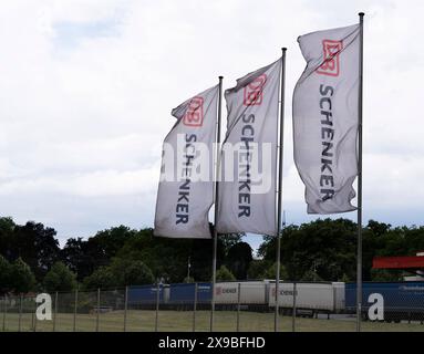 Logistik DB Schenker Logo Niederlassung des Transport- und Logistikunternehmens DB Schenker in Duisburg Rheinhausener Hafen. DB Schenker ist eine Tochtergesellschaft der Deutschen Bahn. Flaggen mit dem Firmenlogo. Duisburg Rheinhausen Deutschland Nordrhein-Westfalen / NRW *** Logistik DB Schenker Logo Niederlassung des Transport- und Logistikunternehmens DB Schenker in Duisburg Rheinhausen Port DB Schenker ist eine Tochtergesellschaft der Deutschen Bahn Flags mit dem Firmenlogo Duisburg Rheinhausen Deutschland Nordrhein-Westfalen NRW Stockfoto