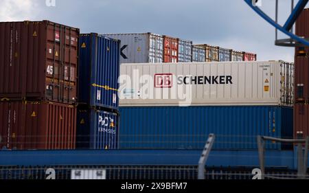 Logistik DB Schenker Logo Niederlassung des Transport- und Logistikunternehmens DB Schenker in Duisburg Rheinhausener Hafen. DB Schenker ist eine Tochtergesellschaft der Deutschen Bahn. Container im Logport 1. Duisburg Rheinhausen Deutschland Nordrhein-Westfalen / NRW *** Logistik DB Schenker Logo Niederlassung des Transport- und Logistikunternehmens DB Schenker in Duisburg Rheinhausen Port DB Schenker ist eine Tochtergesellschaft der Deutschen Bahn Container in Logport 1 Duisburg Rheinhausen Deutschland Nordrhein-Westfalen NRW Stockfoto