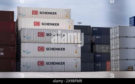 Logistik DB Schenker Logo Niederlassung des Transport- und Logistikunternehmens DB Schenker in Duisburg Rheinhausener Hafen. DB Schenker ist eine Tochtergesellschaft der Deutschen Bahn. Container im Logport 1. Duisburg Rheinhausen Deutschland Nordrhein-Westfalen / NRW *** Logistik DB Schenker Logo Niederlassung des Transport- und Logistikunternehmens DB Schenker in Duisburg Rheinhausen Port DB Schenker ist eine Tochtergesellschaft der Deutschen Bahn Container in Logport 1 Duisburg Rheinhausen Deutschland Nordrhein-Westfalen NRW Stockfoto