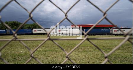 Logistik DB Schenker Logo Niederlassung des Transport- und Logistikunternehmens DB Schenker in Duisburg Rheinhausener Hafen. DB Schenker ist eine Tochtergesellschaft der Deutschen Bahn. Firmenlogo auf dem Firmengebäude und auf den LKW. Duisburg Rheinhausen Deutschland Nordrhein-Westfalen / NRW *** Logistik DB Schenker Logo Niederlassung des Transport- und Logistikunternehmens DB Schenker in Duisburg Rheinhausen Hafen DB Schenker ist eine Tochtergesellschaft des Firmenlogos der Deutschen Bahn auf dem Firmengebäude und auf den Lkw Duisburg Rheinhausen Deutschland Nordrhein-Westfalen NRW Stockfoto