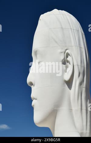 Madrid, Spanien - 13. April 2024. Julia, Skulptur von Jaume Plensa. Stockfoto