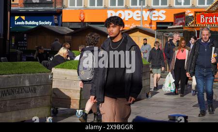 Cardiff, Wales, 29. Oktober 2023: Straßenfotografie, die das geschäftige Treiben auf den Straßen der walisischen Hauptstadt an einem geschäftigen Nachmittag zeigt. Stockfoto