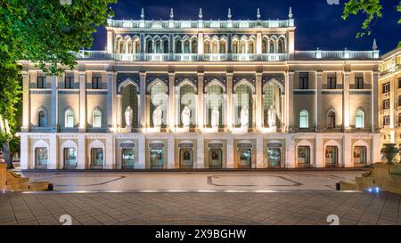 Nachtaufnahme des beleuchteten Nizami-Museums für aserbaidschanische Literatur in Baku, Aserbaidschan Stockfoto