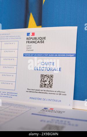 Paris, Frankreich. 30. Mai 2024. Illustration eines französischen Wählerwahlausweises und eines Registrierungsausweises für die Europawahlen, die am Sonntag, den 9. Juni 2024 in Frankreich stattfinden werden. Foto in Paris, Frankreich am 30. Mai 2024. Foto: Marie Hubert Psaila/ABACAPRESS. COM Credit: Abaca Press/Alamy Live News Stockfoto