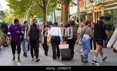 Cardiff, Wales, 29. Oktober 2023: Straßenfotografie, die das geschäftige Treiben auf den Straßen der walisischen Hauptstadt an einem geschäftigen Nachmittag zeigt. Stockfoto