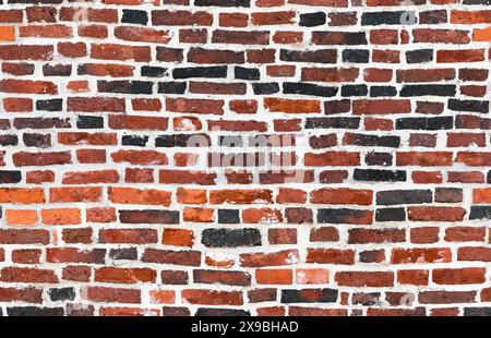 Alte Ziegelwand mit roten und schwarzen Ziegeln und weißem Beton, nahtlose Hintergrundfotostruktur Stockfoto