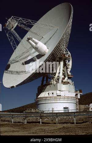 Fort Irwin, CA., USA, ca. 1984. Der Goldstone Deep Space Communications Complex (GDSCC), gemeinhin Goldstone Observatory genannt, befindet sich in Fort Irwin im US-Bundesstaat Kalifornien. Betrieben vom Jet Propulsion Laboratory (JPL) der NASA, um interplanetare Weltraummissionen zu verfolgen und mit ihnen zu kommunizieren. Benannt ist sie nach Goldstone, Kalifornien, einer nahe gelegenen Geisterstadt im Goldbergbau. Die größte, eine 70 Meter (230 ft) große Cassegrain-Antenne, wird für die Kommunikation mit Weltraummissionen zu den äußeren Planeten genutzt, wie zum Beispiel der Voyager-Raumsonde, die mit 21,5 Milliarden Kilometern am weitesten vom Menschen geschaffenen ist Stockfoto