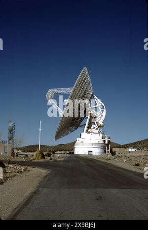 Fort Irwin, CA., USA, ca. 1984. Der Goldstone Deep Space Communications Complex (GDSCC), gemeinhin Goldstone Observatory genannt, befindet sich in Fort Irwin im US-Bundesstaat Kalifornien. Betrieben vom Jet Propulsion Laboratory (JPL) der NASA, um interplanetare Weltraummissionen zu verfolgen und mit ihnen zu kommunizieren. Benannt ist sie nach Goldstone, Kalifornien, einer nahe gelegenen Geisterstadt im Goldbergbau. Die größte, eine 70 Meter (230 ft) große Cassegrain-Antenne, wird für die Kommunikation mit Weltraummissionen zu den äußeren Planeten genutzt, wie zum Beispiel der Voyager-Raumsonde, die mit 21,5 Milliarden Kilometern am weitesten vom Menschen geschaffenen ist Stockfoto