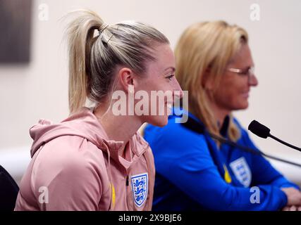 Die englische Managerin Sarina Wiegman und Leah Williamson während einer Medienkonferenz im Copthorne Hotel, Newcastle upon Tyne. Bilddatum: Donnerstag, 30. Mai 2024. Stockfoto