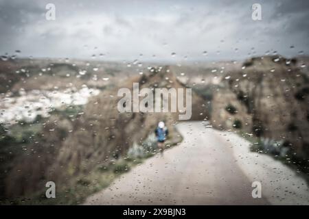 Einsamer Läufer im Regen, Aufstieg zum Aussichtspunkt Fin Del Mundo, Beas de Guadix, Granada Geopark, Granada Provinz, Andalusien, Spanien Stockfoto