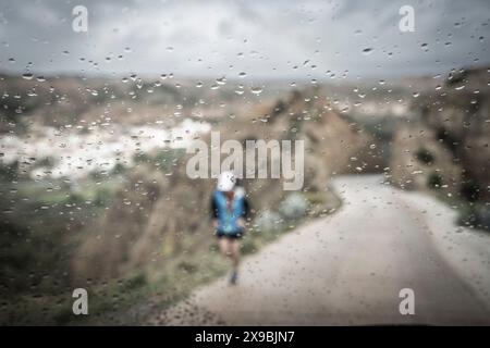 Einsamer Läufer im Regen, Aufstieg zum Aussichtspunkt Fin Del Mundo, Beas de Guadix, Granada Geopark, Granada Provinz, Andalusien, Spanien Stockfoto