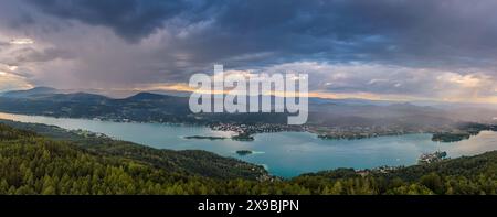 Sonnenuntergang Panorama am Worthersee, Österreich Stockfoto