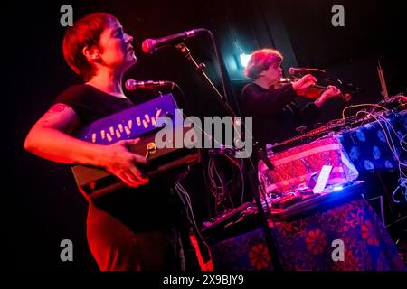 Edinburgh, Schottland. Mittwoch, 29. Mai 2024. Die Folk-Band Burd Ellen stand auf der Bühne in Summerhall im Rahmen einer kurzen Tour durch Großbritannien. Burd Ellen ist ein Projekt mit Debbie Armour (Alasdair Roberts, Green Ribbons) und Gayle Brogan (Pefkin, Elektroskop), das traditionelle Lied verwendet, um dunkle Landschaften und tiefe Geschichten zu erkunden und zu evozieren. Sie haben drei Alben veröffentlicht, die von Kritikern gelobt wurden: Silver Come (2019), Says the Never Beyond (2020) und A Tarot of the Green Wood (2022). Stockfoto