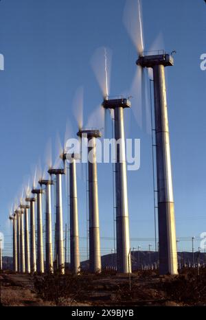 San Gorgonio Pass, CA. USA. 1983. In der Nähe von Palm Springs profitieren rund 1.220 Turbinen von „Winden“, die durch den Pass strömen. "Grüne Energie" in ihrer besten Form. Die Entwicklung des Windparks begann in den 1980er Jahren Es ist einer von drei großen Windparks in Kalifornien, zusammen mit denen am Altamont und am Tehachapi Pass. Stockfoto