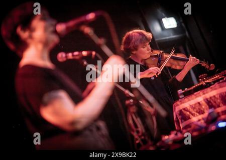 Edinburgh, Schottland. Mittwoch, 29. Mai 2024. Die Folk-Band Burd Ellen stand auf der Bühne in Summerhall im Rahmen einer kurzen Tour durch Großbritannien. Burd Ellen ist ein Projekt mit Debbie Armour (Alasdair Roberts, Green Ribbons) und Gayle Brogan (Pefkin, Elektroskop), das traditionelle Lied verwendet, um dunkle Landschaften und tiefe Geschichten zu erkunden und zu evozieren. Sie haben drei Alben veröffentlicht, die von Kritikern gelobt wurden: Silver Come (2019), Says the Never Beyond (2020) und A Tarot of the Green Wood (2022). Stockfoto