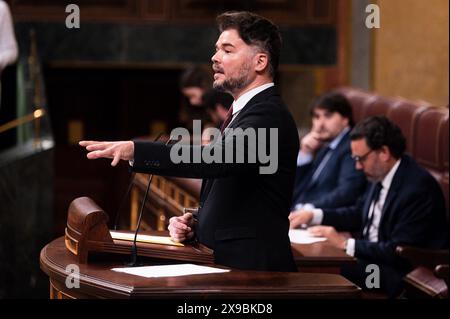 Madrid, Spanien. 30. Mai 2024. Gabriel Rufian, Stellvertreter der ERC-Partei, spricht während der abschließenden Debatte über die Verabschiedung des Amnestiegesetzes für Katalonien auf dem Abgeordnetenkongress in Madrid. Das Organgesetz der Amnestie für die Normalisierung in Katalonien resultierte aus den Vereinbarungen der spanischen Sozialistischen Arbeiterpartei (PSOE) mit dem ERC und Junts im Austausch für die Unterstützung der Unabhängigkeitsparteien für die Gründung von Premierminister Pedro Sanchez. (Foto: Alberto Gardin/SOPA Images/SIPA USA) Credit: SIPA USA/Alamy Live News Stockfoto