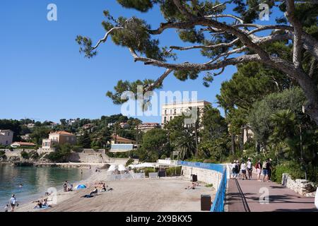 Beaulieu sur Mer, Frankreich - 10. Mai 2024 - ANTS Beach (Plage des Fourmis) an einem sonnigen Frühlingstag Stockfoto