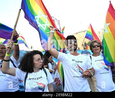 Jerusalem, Israel. 30. Mai 2024. Omer Ohana (C), dessen Partner Major Sagi Golan am 7. Oktober von der Hamas ermordet wurde, läuft während des Krieges mit der Hamas zur Jerusalem Pride and Tolerance Parade und fordert die Freilassung aller Geiseln, die die Hamas in Gaza gefangen gehalten hat, am Donnerstag in Jerusalem, 30. Mai 2024. Die feierliche Parade des Forums der Geiseln und vermissten Familien und des Jerusalem Open House für israelische Juden und Araber fordert die Freilassung der 121 Geiseln, die die Hamas 237 Tage lang festgehalten hat. Foto: Debbie Hill/ Credit: UPI/Alamy Live News Stockfoto