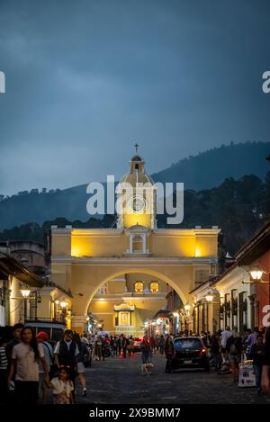 Santa Catalina Arch, eines der markantesten Wahrzeichen in Antigua Guatemala, an der 5th Avenue North. Erbaut im 17. Jahrhundert, Antigua, Guate Stockfoto