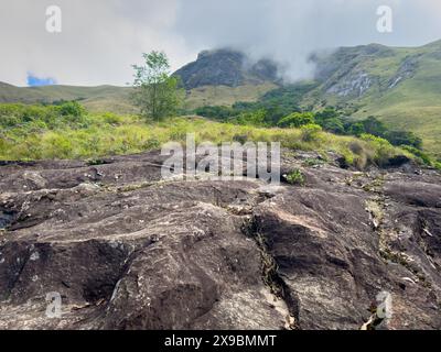 Wunderschöner Blick auf die Landschaft vom Eravikulam Nationalpark in den Kannan Devan Hills in der Nähe von Munnar. Sie befindet sich im Devikulam Taluk von Idukki Stockfoto