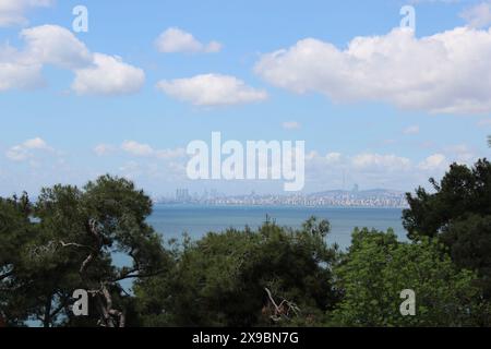 Landschaft der Prinzeninseln in der Türkei. Wunderschöner Blick auf den asiatischen Teil von Istanbul. Sommerausflug nach Europa über den Bosporus Stockfoto