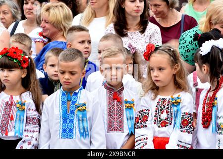 Schewchenkowo. Kiew. Ukraine. 09.01.2023. Schüler der ersten Klasse warten auf die erste Glocke. Stockfoto