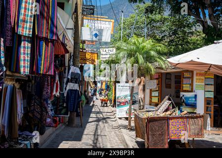 Geschäfte mit einheimischen Waren in der Straße, bekannt als Hippie Highway, San Marcos La Laguna, bekannt für eine große Population von Yogi Expats und Alternativen Stockfoto