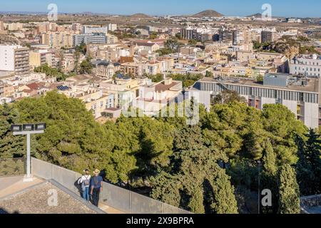 Panoramablick auf die Dächer und Kuppel der Kirche La Caridad, Schutzpatron der Stadt Cartagena, Region Murcia, Spanien, Europa. Stockfoto