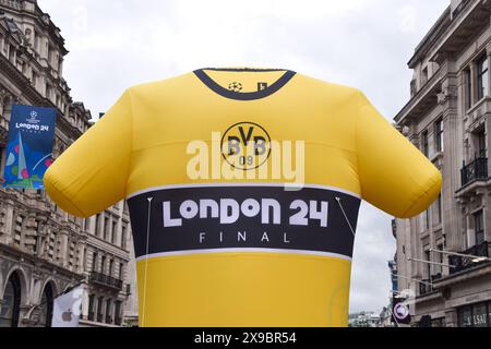 Ein riesiges Borussia Dortmund Trikot wird während des Champions League Festivals vor dem Finale in der Regent Street ausgestellt. Borussia Dortmund trifft am 1. Juni im Wembley-Stadion auf Real Madrid. Stockfoto